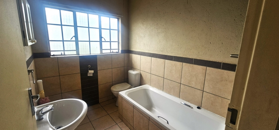 To Let 2 Bedroom Property for Rent in Waterval East North West